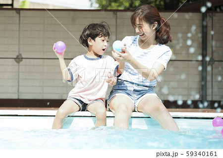 家族　プールで遊ぶ親子 59340161