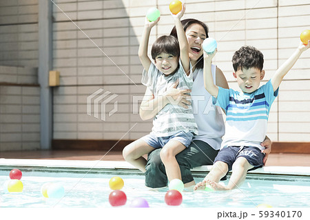 家族 プールで遊ぶ 家族 プールで遊ぶ 59340170