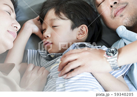 家族 ライフスタイル 添い寝 家族 ライフスタイル 添い寝 59340205