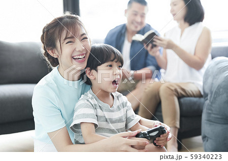 家族 ライフスタイル 親子でゲーム 家族 ライフスタイル 親子でゲーム 59340223