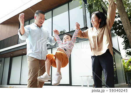 家族　ライフスタイル　庭で遊ぶ 59340245
