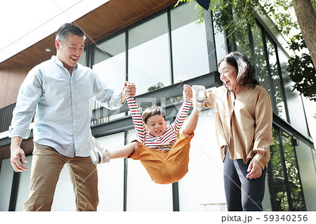 家族　ライフスタイル　庭で遊ぶ 59340256