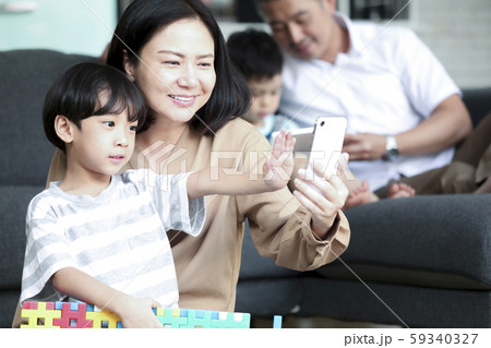 家族 ライフスタイル 4人家族 家族 ライフスタイル 4人家族 59340327