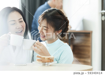 家族 ライフスタイル ティータイム 家族 ライフスタイル ティータイム 59340414