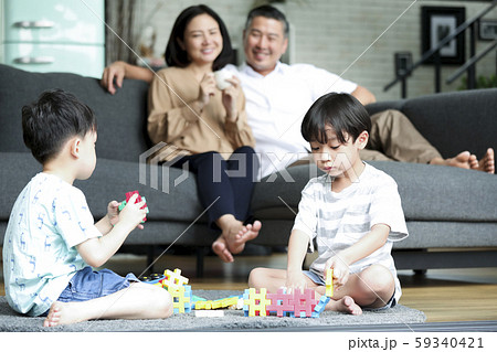 家族 ライフスタイル 4人家族 家族 ライフスタイル 4人家族 59340421