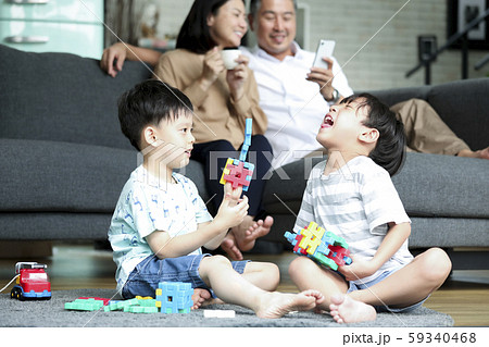 家族 ライフスタイル 4人家族 家族 ライフスタイル 4人家族 59340468