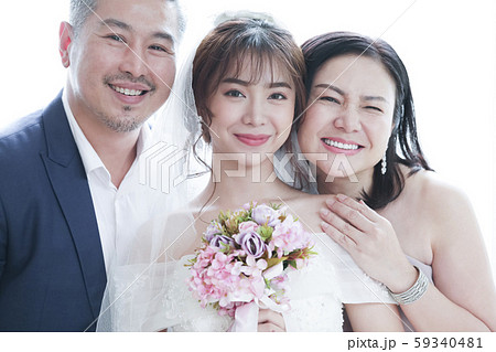 家族　娘の結婚式 59340481