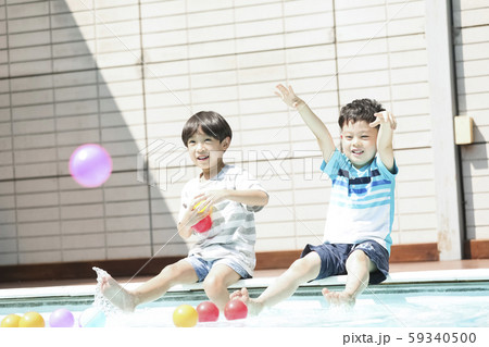 子供　プール　遊ぶ 59340500