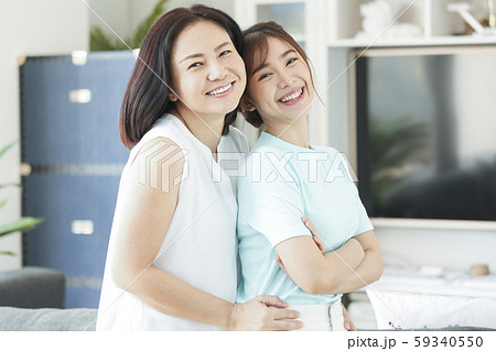 家族　ライフスタイル　母と娘 59340550