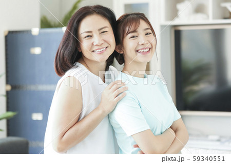 家族　ライフスタイル　母と娘 59340551