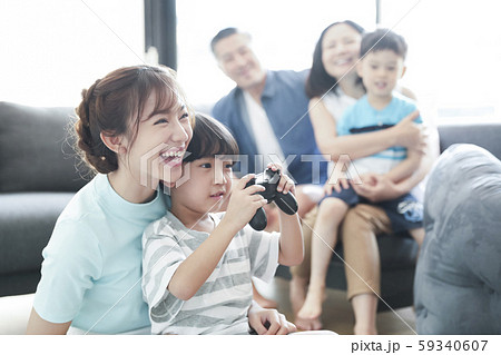 家族 ライフスタイル 親子でゲーム 家族 ライフスタイル 親子でゲーム 59340607
