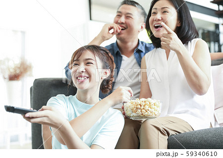 家族　ライフスタイル　テレビ鑑賞 59340610