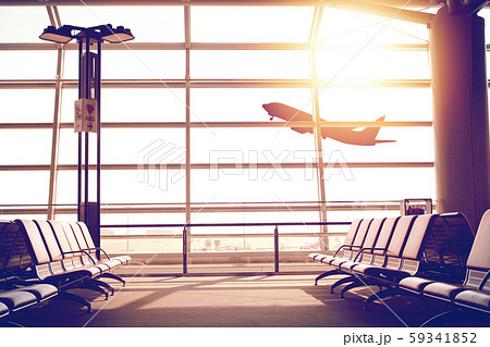 夕焼けの飛行機とソファ airplane at the airport and chairs 59341852