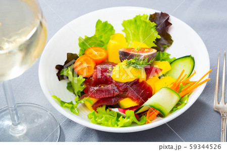 Salad with tuna, mango and greens 59344526