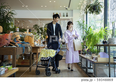 子連れ　カップル　夫婦　買い物 59348869