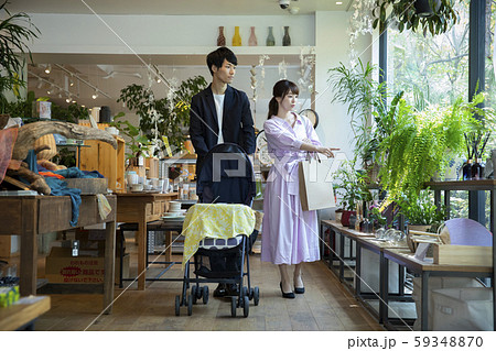 子連れ　カップル　夫婦　買い物 59348870