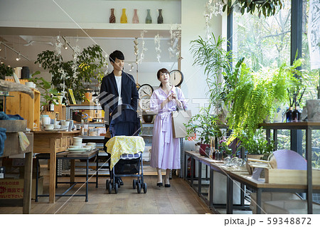 子連れ　カップル　夫婦　買い物 59348872
