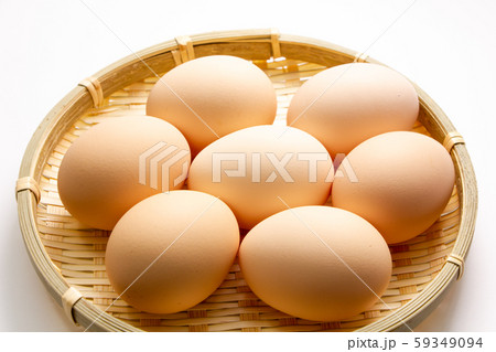 ざるに入れられた卵(生卵)。 ざるに入れられた卵(生卵)。 59349094