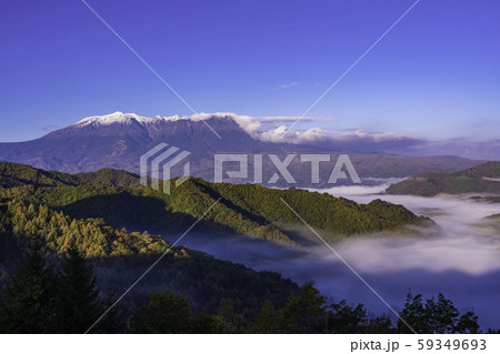 （長野県）旧飛騨街道・地蔵峠展望台から望む、木曽の御嶽山 59349693