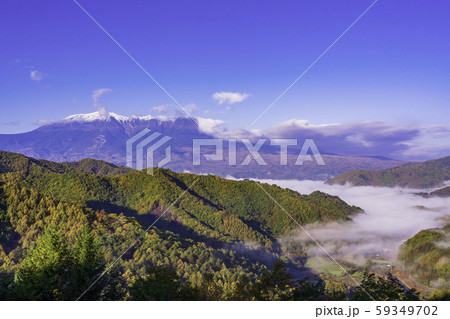 （長野県）旧飛騨街道・地蔵峠から望む、木曽の御嶽山 59349702