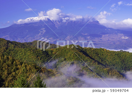(長野県)旧飛騨街道・地蔵峠から望む、木曽の御嶽山 (長野県)旧飛騨街道・地蔵峠から望む、木曽の御嶽山 59349704