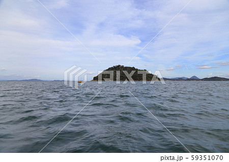 三野津湾から見る讃岐富士、亀笠島（鵜のコロニー）、瀬戸大橋 59351070