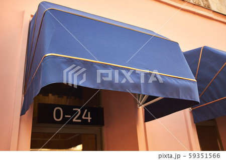 Blue canopy above the entrance to the restaurant 59351566