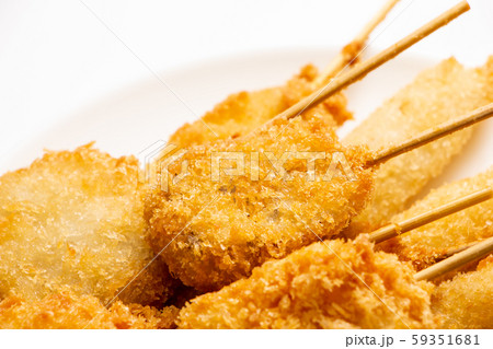 串カツ(串揚げ)盛り合わせ。(白皿･白バック) 59351681