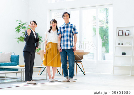 若い夫婦（不動産） 59351689