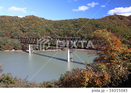 会津鬼怒川線湯西川鉄橋の紅葉 59355085