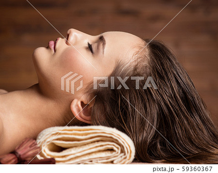young  woman relaxing in spa salon. Beauty 59360367