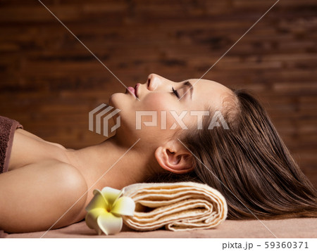 young  woman relaxing in spa salon. Beauty 59360371