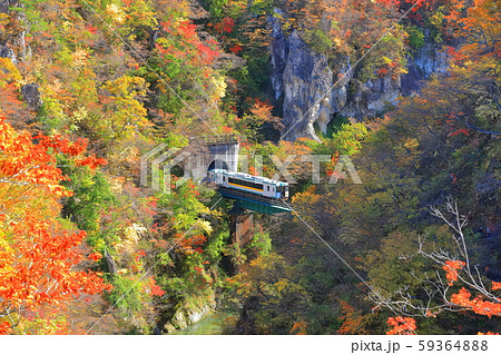 【宮城県】紅葉の鳴子峡を渡る汽車 【宮城県】紅葉の鳴子峡を渡る汽車 59364888