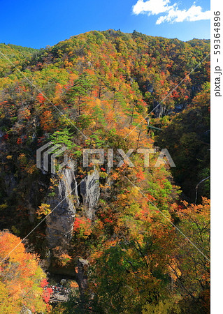 【宮城県】朝日を浴びる鳴子峡の紅葉 【宮城県】朝日を浴びる鳴子峡の紅葉 59364896