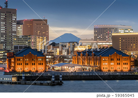富士山と赤レンガ倉庫 59365045