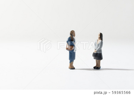 話をする二人の女性 話をする二人の女性 59365566