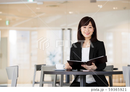 ビジネス 女性 ミドル オフィス ビジネスウーマン ビジネス 女性 ミドル オフィス ビジネスウーマン 59365921