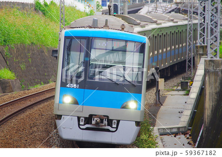 新百合ヶ丘駅付近を往来する電車 59367182