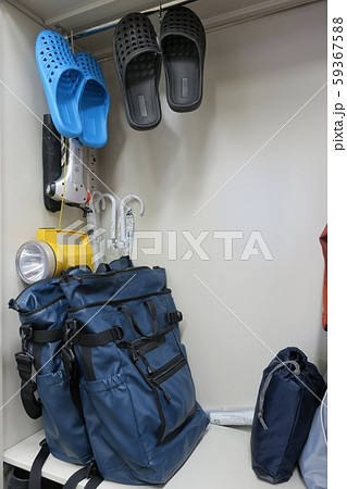 リュックとサンダルの入ったロッカーの写真素材 [59367588] - PIXTA