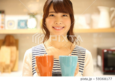 コーヒーを用意する女性イメージ コーヒーを用意する女性イメージ 59368177