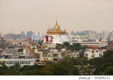 タイ・バンコクの黄金の丘寺院「ワット・サケット(Wat Saket)」とその周辺の街並み タイ・バンコクの黄金の丘寺院「ワット・サケット(Wat Saket)」とその周辺の街並み 59369231