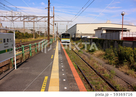 鶴見線扇町駅を発車した折り返し電車(1) 鶴見線扇町駅を発車した折り返し電車(1) 59369716