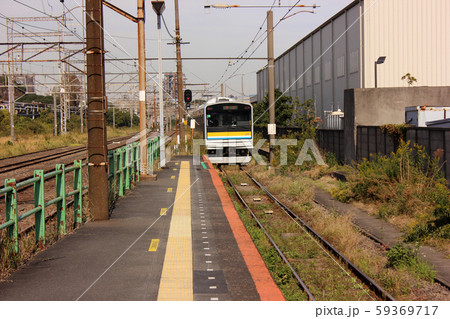 鶴見線扇町駅を発車した折り返し電車(2) 59369717