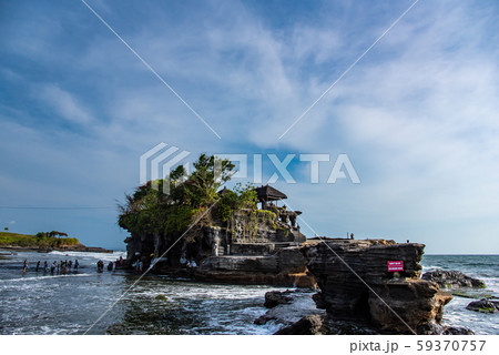 インドネシア バリ島 海上のタナロット寺院 お詣りする人々 インドネシア バリ島 海上のタナロット寺院 お詣りする人々 59370757