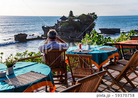 インドネシア　バリ島　海上のタナロット寺院を眺めるレストラン　日没を待つ人 59370758