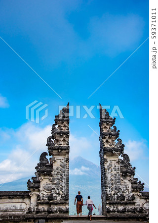 インドネシア　バリ島　ランプヤン寺院の天国の門 59371011