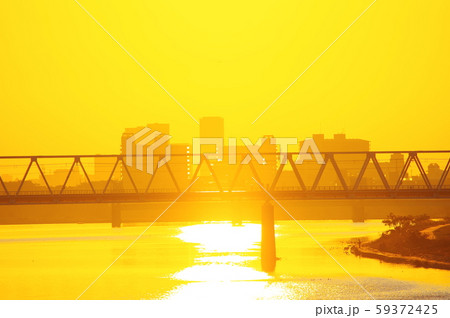 多摩川原橋から望む朝焼けと京王線多摩川橋梁 59372425