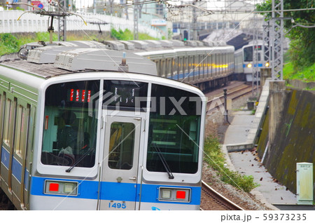 新百合ヶ丘駅付近を往来する電車 新百合ヶ丘駅付近を往来する電車 59373235