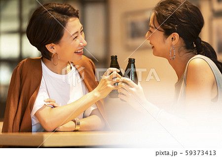女性 お酒 ビール 乾杯 女性 お酒 ビール 乾杯 59373413