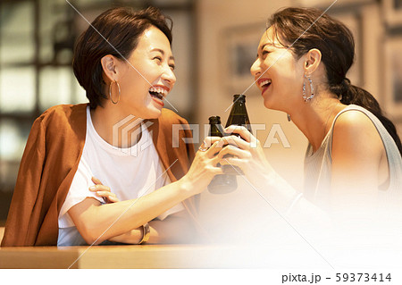 女性 お酒 ビール 乾杯 女性 お酒 ビール 乾杯 59373414